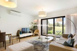 Modern 2-bed apartment on the golf course at a...